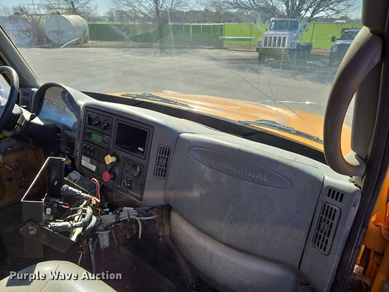 image for item EJ7343 2003 International 7400 dump truck