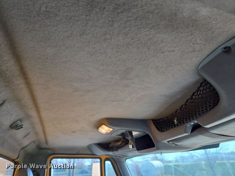 image for item EJ7343 2003 International 7400 dump truck