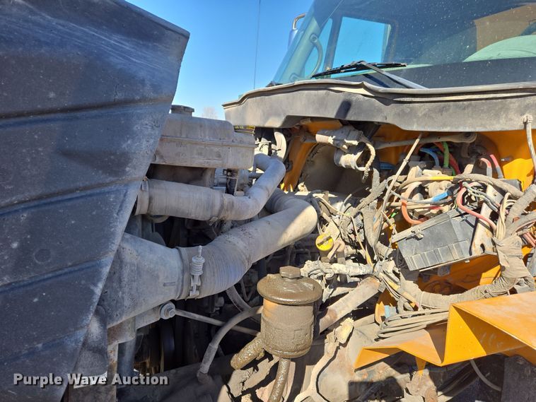 image for item EJ7343 2003 International 7400 dump truck