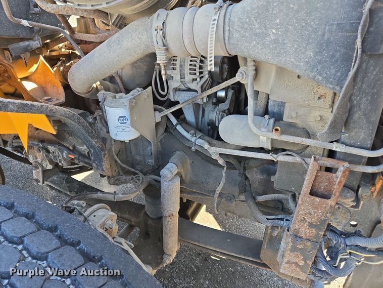 image for item EJ7343 2003 International 7400 dump truck