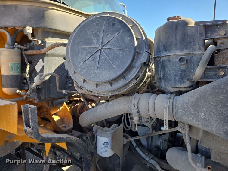 image for item EJ7343 2003 International 7400 dump truck