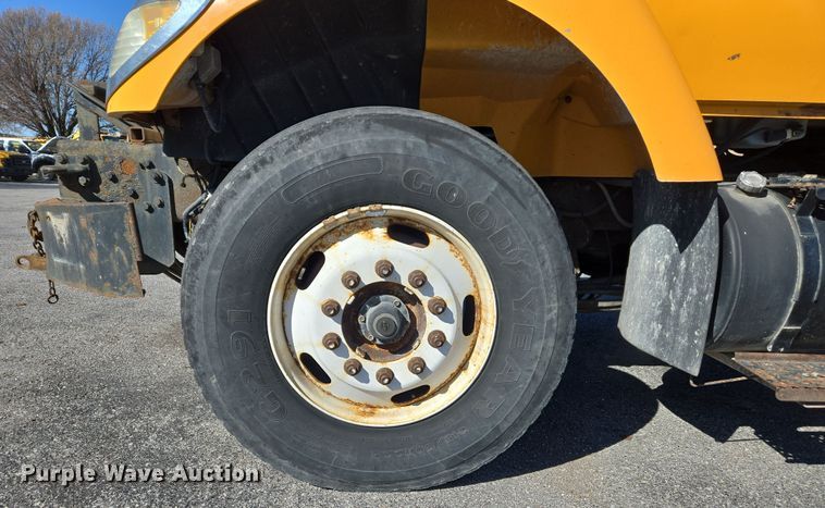 image for item EJ7343 2003 International 7400 dump truck