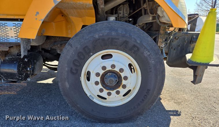 image for item EJ7343 2003 International 7400 dump truck