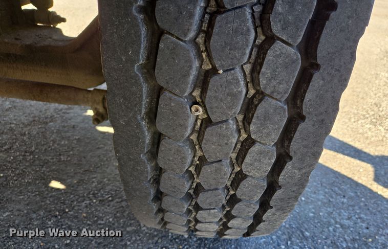 image for item EJ7343 2003 International 7400 dump truck