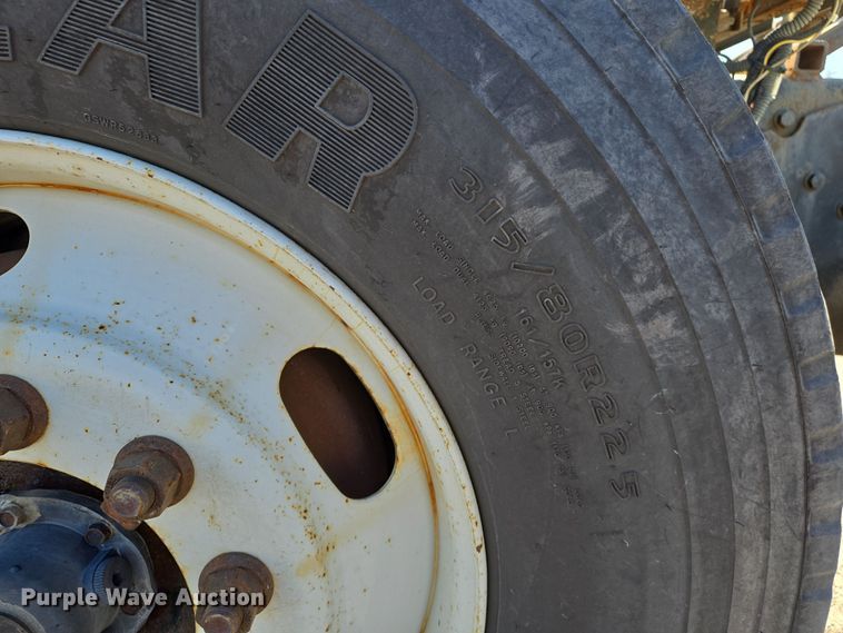 image for item EJ7343 2003 International 7400 dump truck