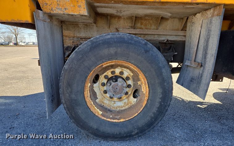 image for item EJ7343 2003 International 7400 dump truck