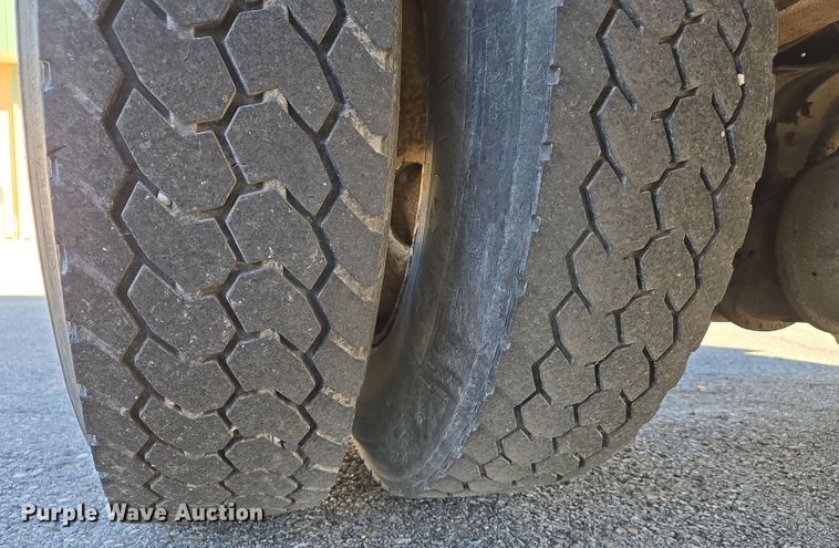 image for item EJ7343 2003 International 7400 dump truck