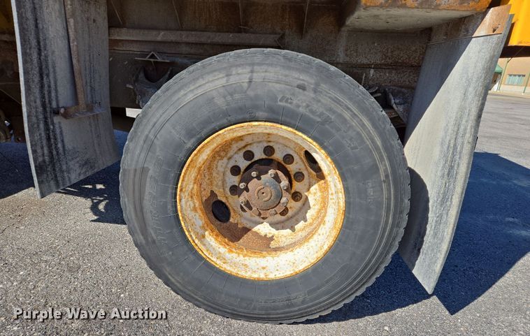 image for item EJ7343 2003 International 7400 dump truck