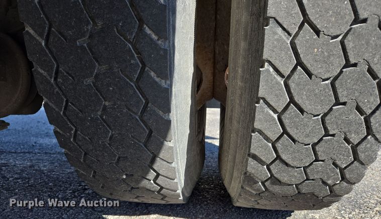 image for item EJ7343 2003 International 7400 dump truck