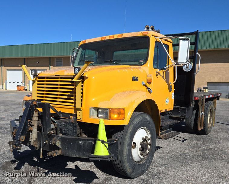 image for item EJ7344 2000 International 4900 flatbed truck