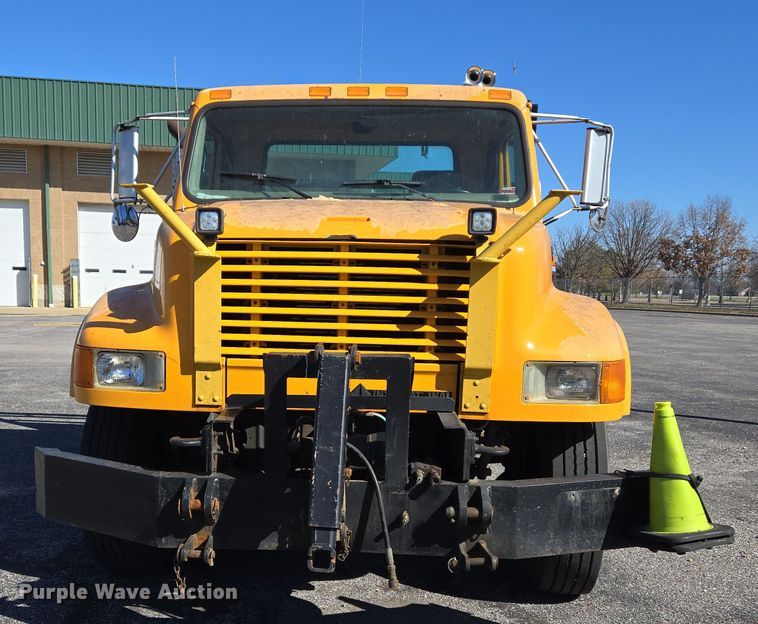 image for item EJ7344 2000 International 4900 flatbed truck