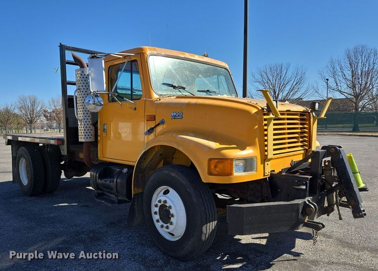 image for item EJ7344 2000 International 4900 flatbed truck