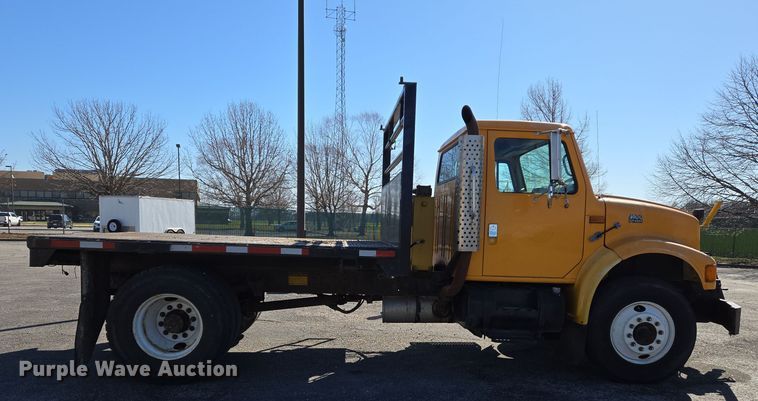 image for item EJ7344 2000 International 4900 flatbed truck