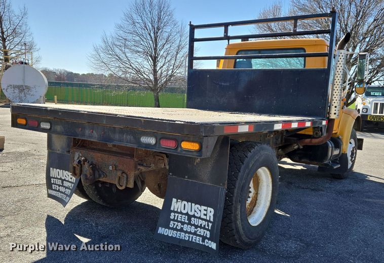 image for item EJ7344 2000 International 4900 flatbed truck