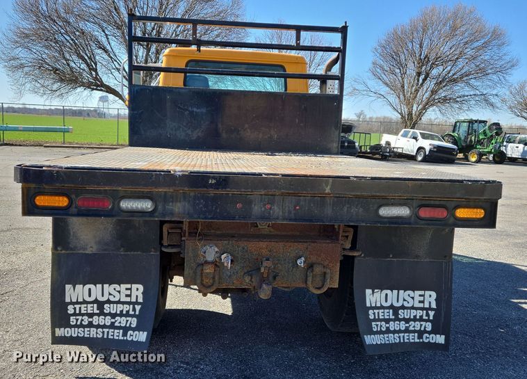 image for item EJ7344 2000 International 4900 flatbed truck