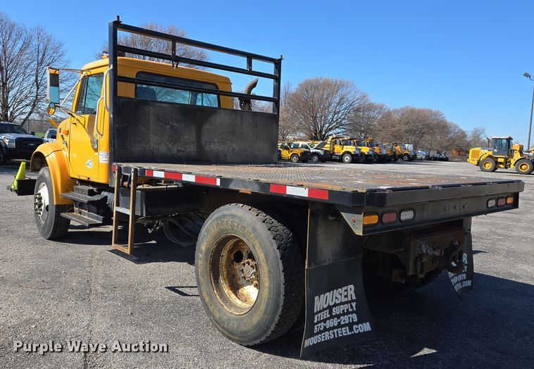 image for item EJ7344 2000 International 4900 flatbed truck