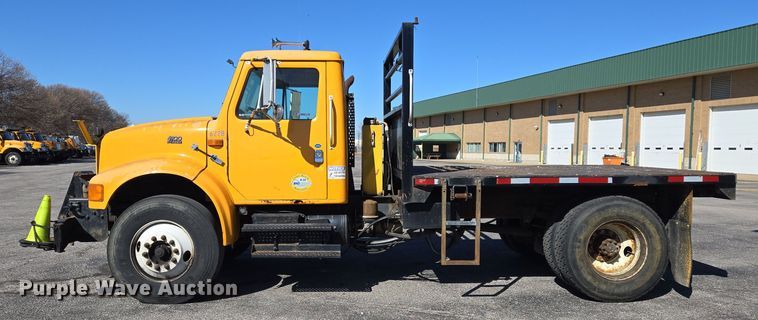 image for item EJ7344 2000 International 4900 flatbed truck