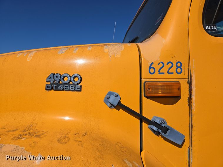 image for item EJ7344 2000 International 4900 flatbed truck