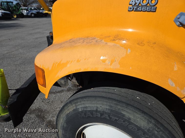 image for item EJ7344 2000 International 4900 flatbed truck