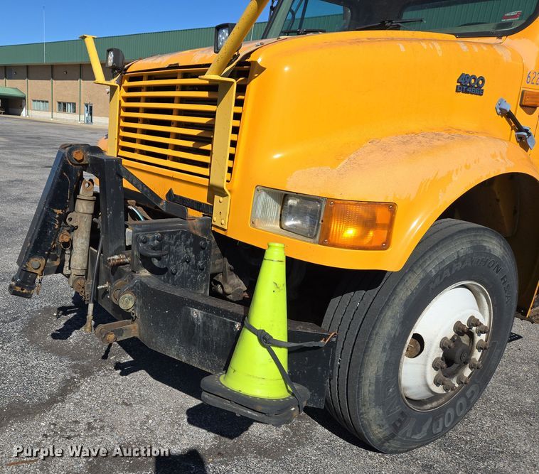 image for item EJ7344 2000 International 4900 flatbed truck