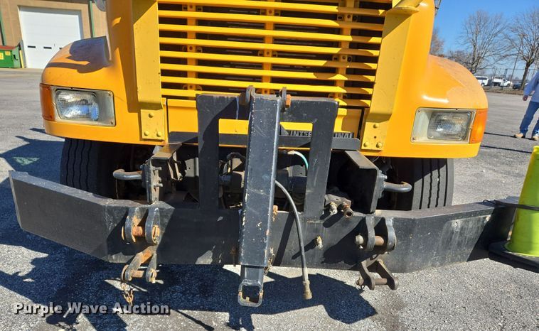 image for item EJ7344 2000 International 4900 flatbed truck