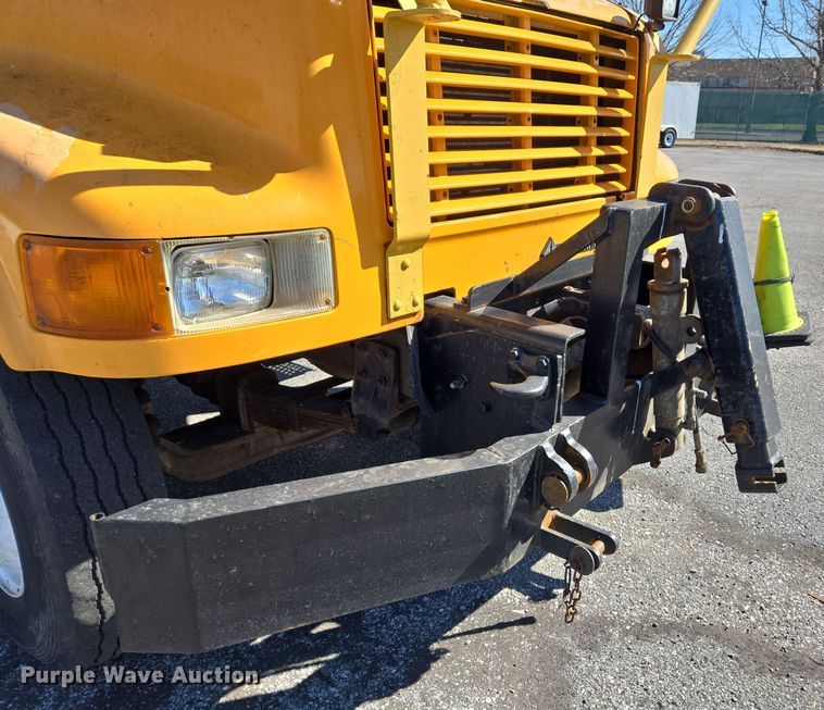 image for item EJ7344 2000 International 4900 flatbed truck