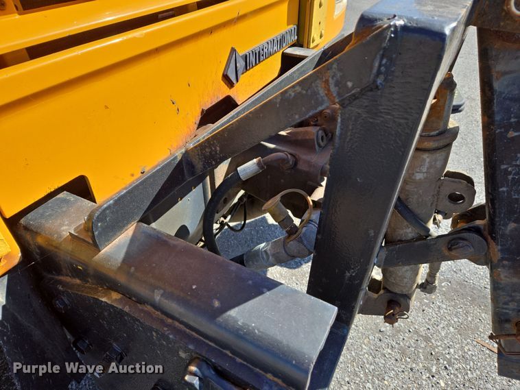 image for item EJ7344 2000 International 4900 flatbed truck