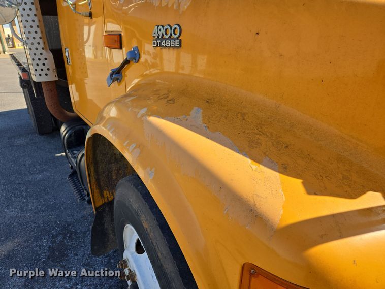 image for item EJ7344 2000 International 4900 flatbed truck