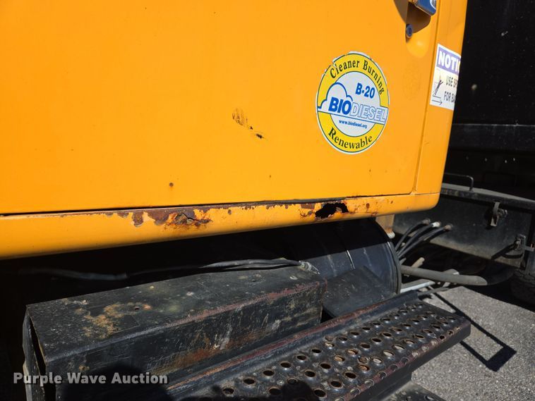 image for item EJ7344 2000 International 4900 flatbed truck