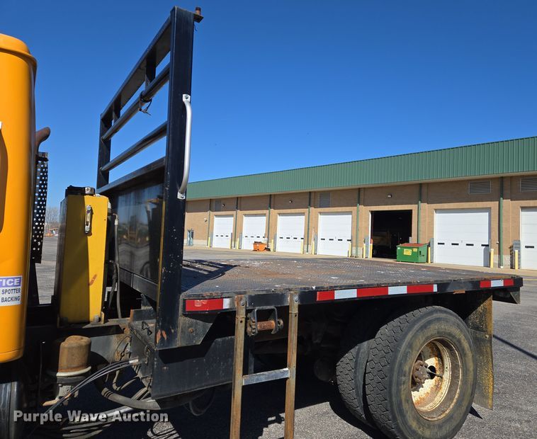 image for item EJ7344 2000 International 4900 flatbed truck
