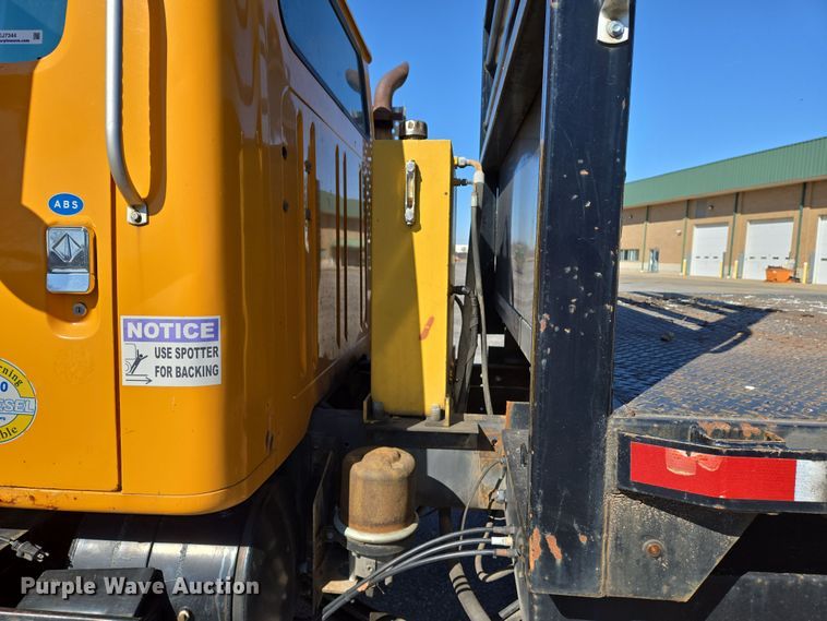 image for item EJ7344 2000 International 4900 flatbed truck