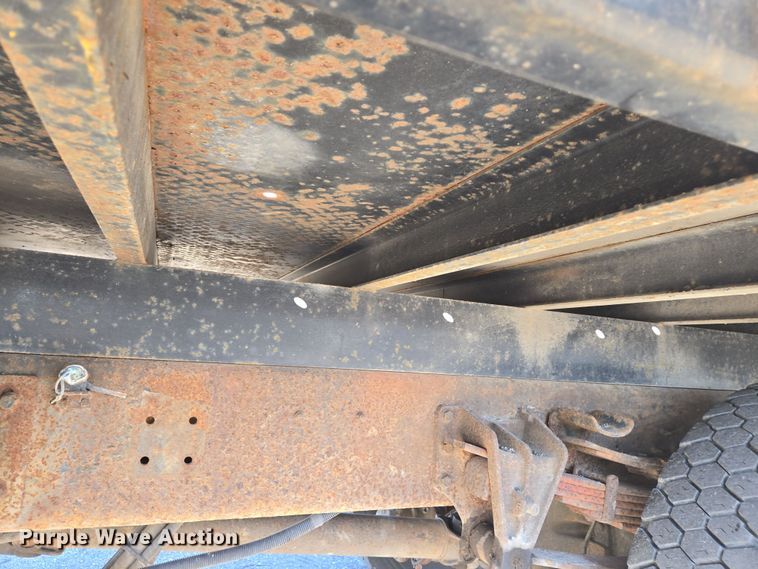 image for item EJ7344 2000 International 4900 flatbed truck