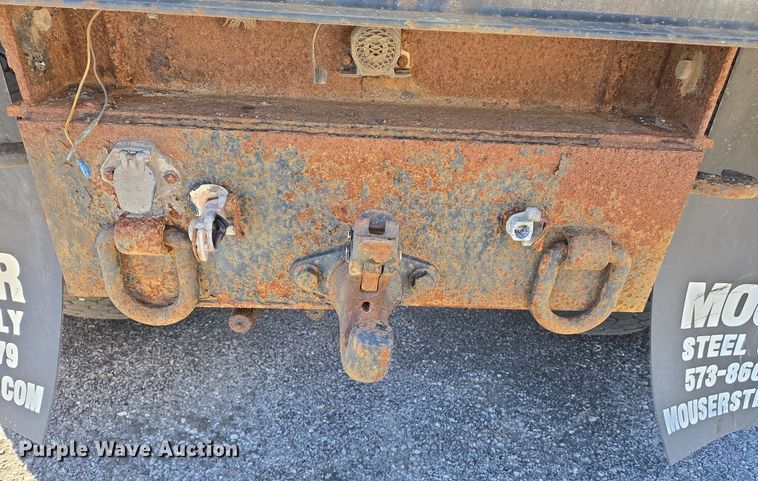 image for item EJ7344 2000 International 4900 flatbed truck