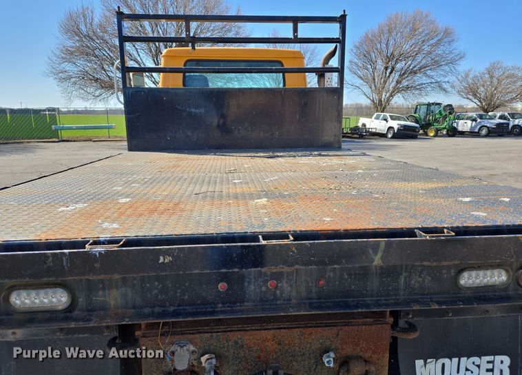 image for item EJ7344 2000 International 4900 flatbed truck