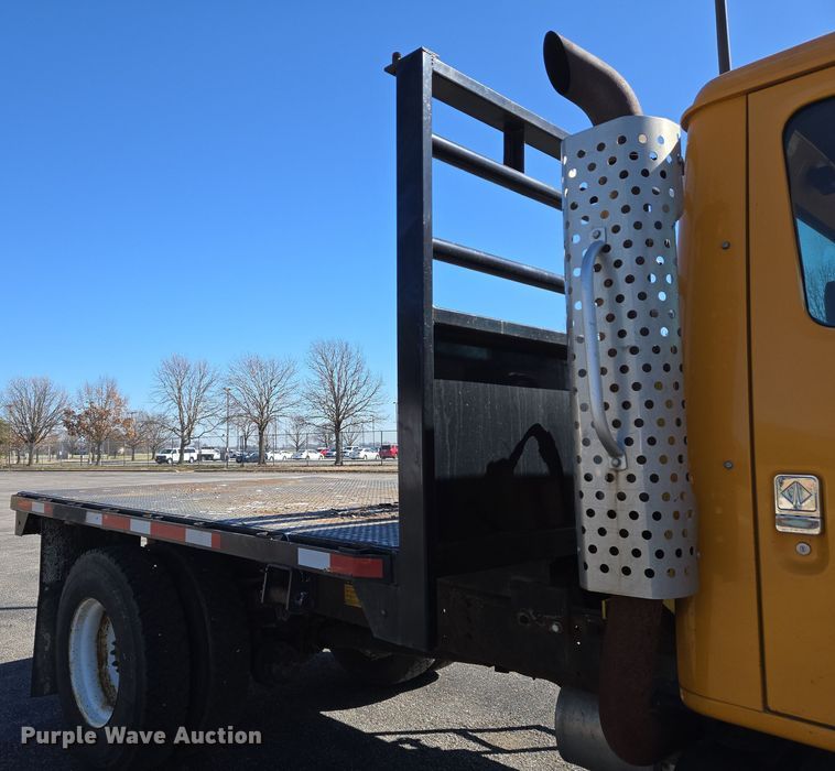 image for item EJ7344 2000 International 4900 flatbed truck