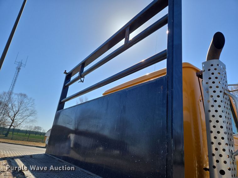 image for item EJ7344 2000 International 4900 flatbed truck