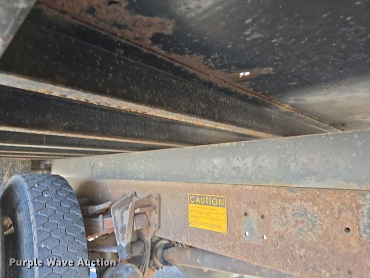 image for item EJ7344 2000 International 4900 flatbed truck