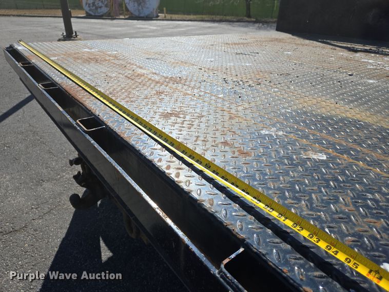 image for item EJ7344 2000 International 4900 flatbed truck