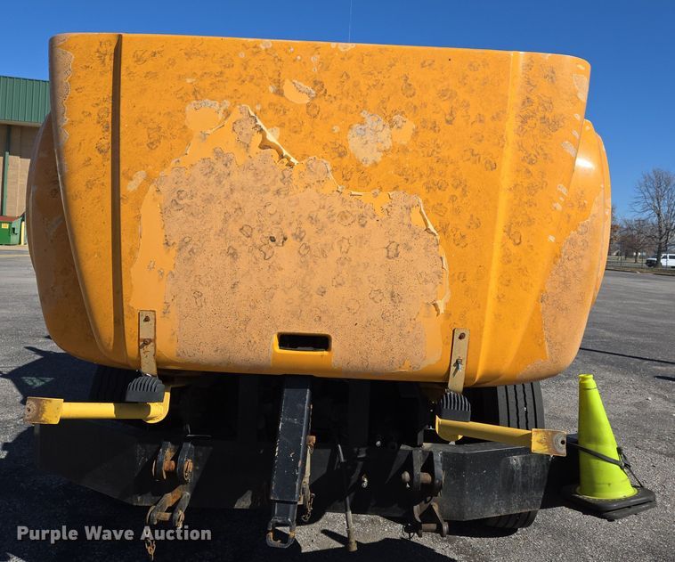 image for item EJ7344 2000 International 4900 flatbed truck