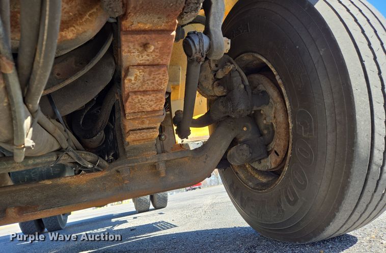 image for item EJ7344 2000 International 4900 flatbed truck