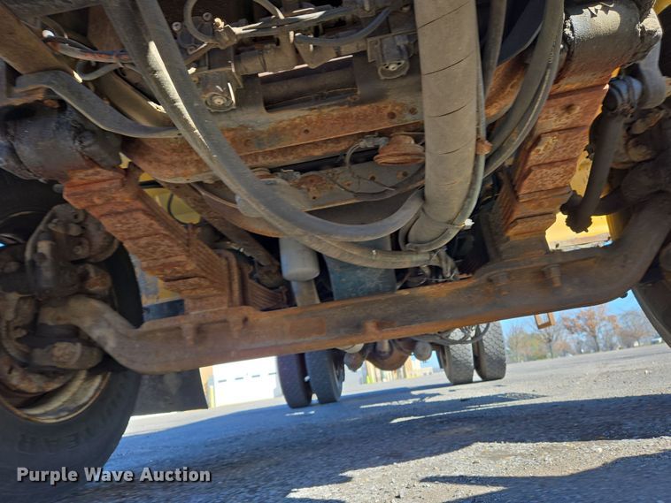 image for item EJ7344 2000 International 4900 flatbed truck