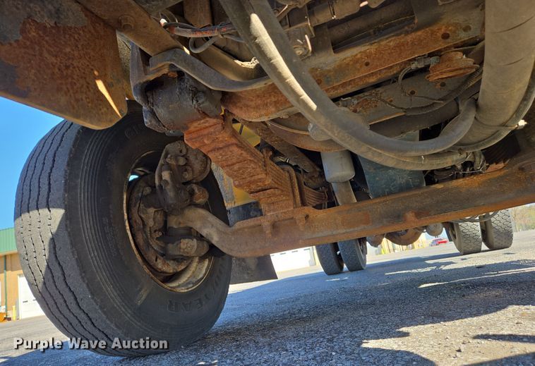 image for item EJ7344 2000 International 4900 flatbed truck