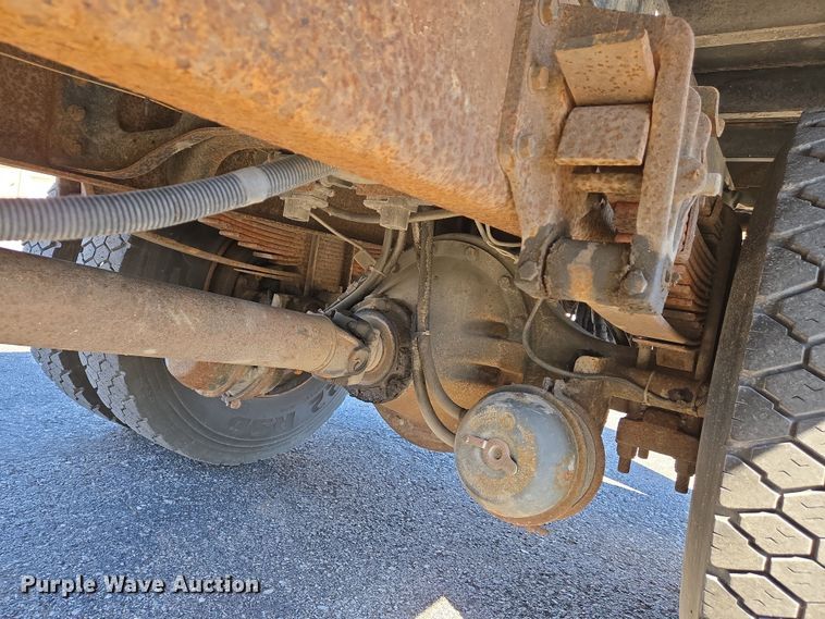 image for item EJ7344 2000 International 4900 flatbed truck