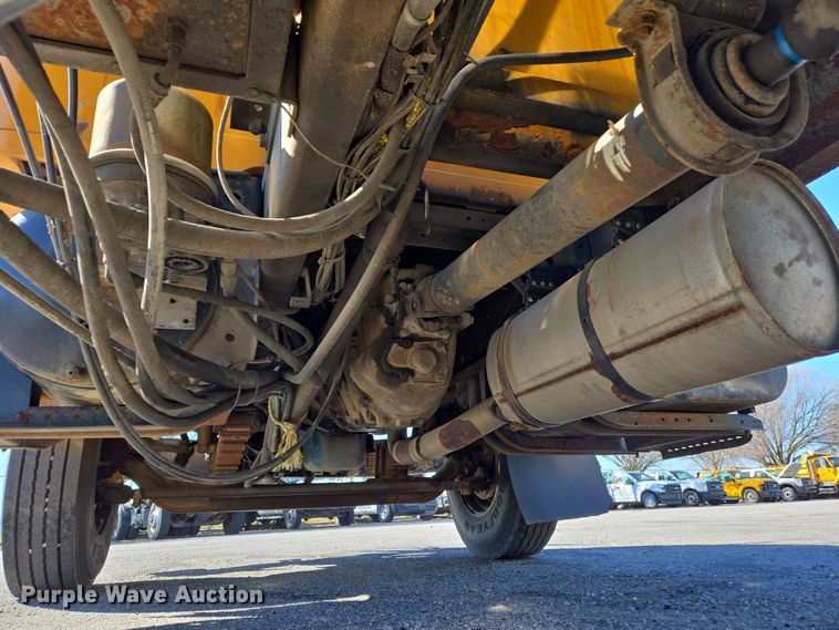 image for item EJ7344 2000 International 4900 flatbed truck