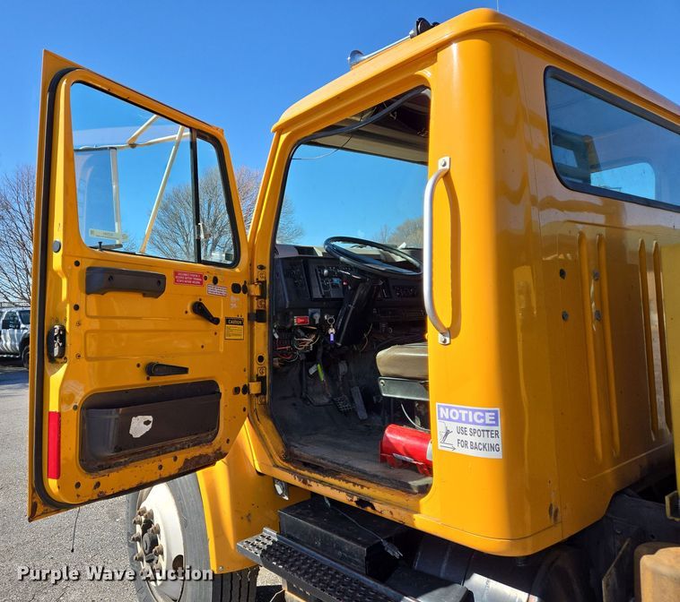 image for item EJ7344 2000 International 4900 flatbed truck