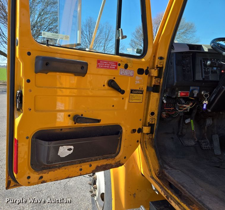 image for item EJ7344 2000 International 4900 flatbed truck