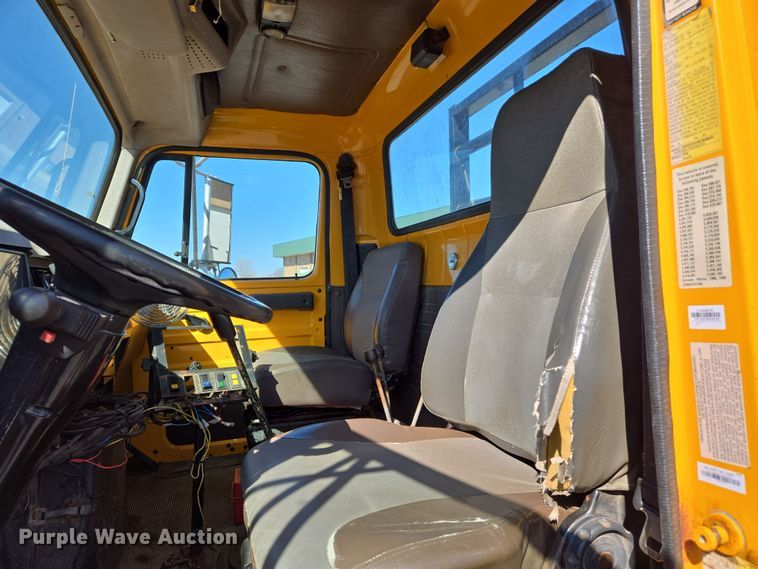 image for item EJ7344 2000 International 4900 flatbed truck