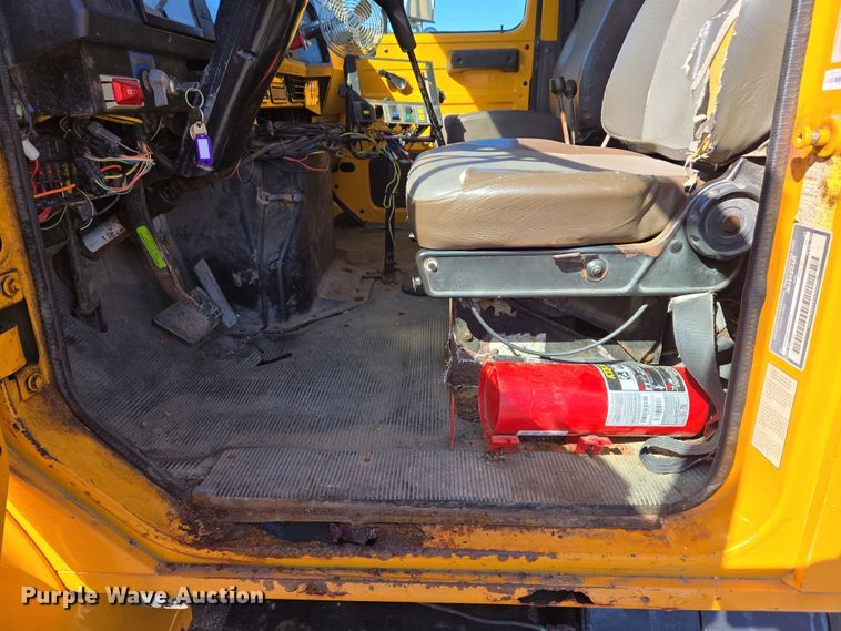 image for item EJ7344 2000 International 4900 flatbed truck