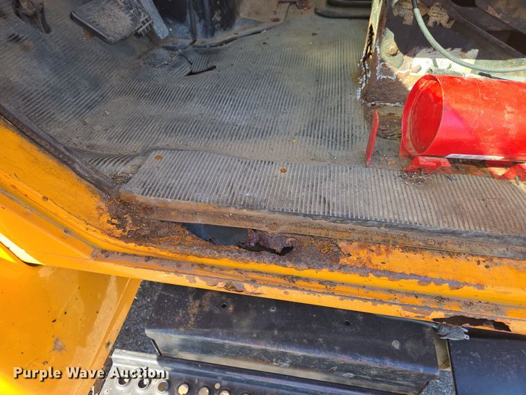 image for item EJ7344 2000 International 4900 flatbed truck