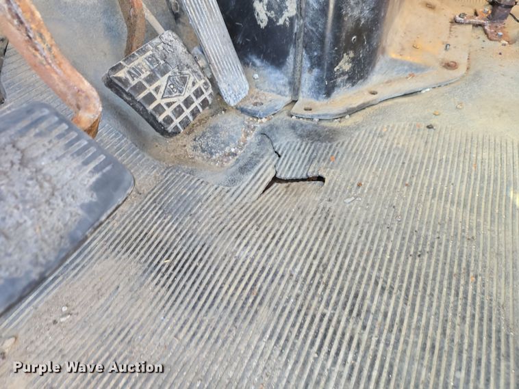 image for item EJ7344 2000 International 4900 flatbed truck